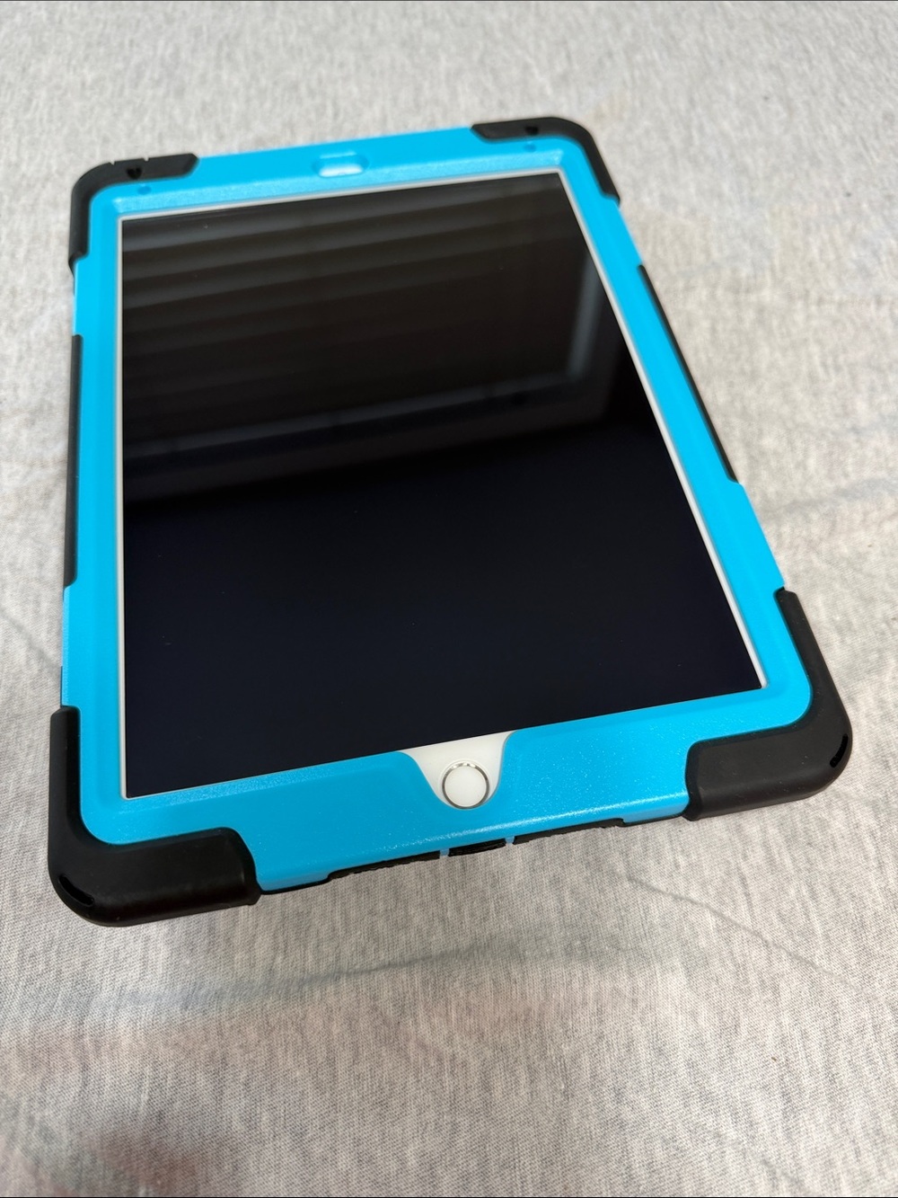 Apple iPad 5th generation 32 GB Wi-Fi + Cellular with screen protector and case